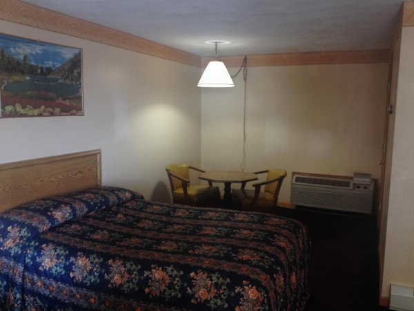 Knotty Pine Motel image 6