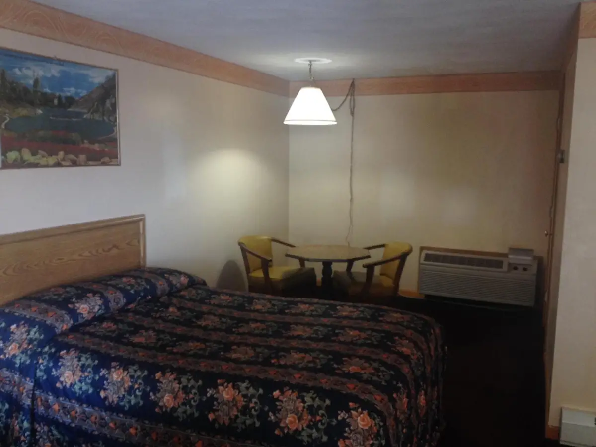 Knotty Pine Motel 6