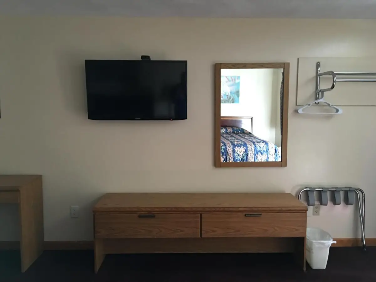 Knotty Pine Motel 10