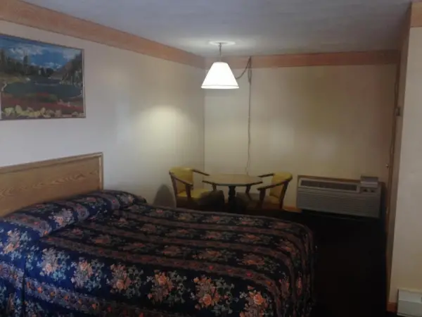 Knotty Pine Motel 6