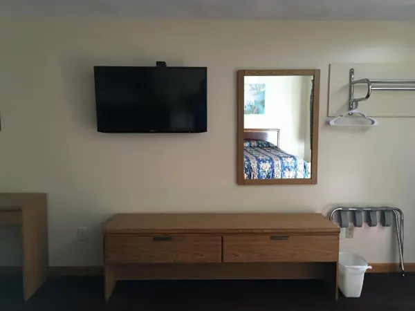 Knotty Pine Motel 10